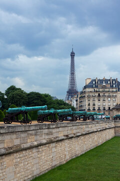 Cannons, Hotel des Invalides and the Eiffel Tower, 7th Arrondissement, Paris, Ile-de-France, France
