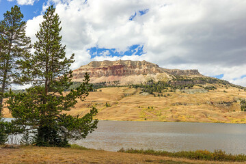 Fototapeta na wymiar Beartooth Butte and Lake Wyoming on a cloudy autumn day 