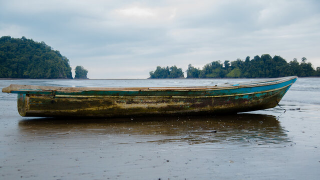 canoa lancha detenida en la orilla del mar