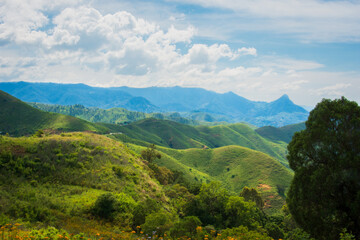 Fototapeta na wymiar Disfrutando de los Hermosos paisajes naturales de las montañas en la Sierra Madre del Sur, México