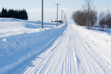 晴れた日の郊外の雪道
