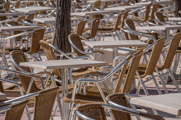 Nahaufnahme von vielen modernen Stühlen und Tischen im Freien im Restaurant auf Mallorca
