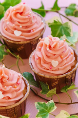 ピンクとハートのカップケーキ
