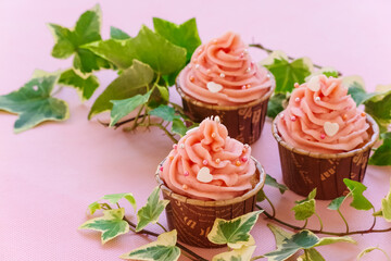 ピンクとハートのカップケーキ