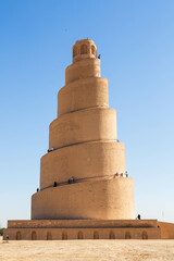 Samarra, Iraq - November 2022: Minaret Malwia in Samarra and people walking to the top - obrazy, fototapety, plakaty