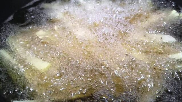 papas fritas sumergidas en aceite video 4k 60 fps