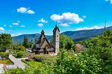 Stabkirche Wang Kościół Wang bei Karpacz, Polen bei blauem Himmel im Sommer - obrazy, fototapety, plakaty