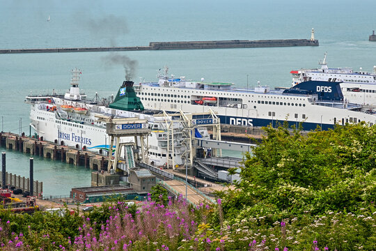 F&auml;hren der DFDS-Seaways, Irish Ferris und P&O-Ferries, liegen im den Hafen, Dock von Dover, England 	