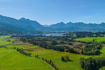Obraz premium Die Moorgebiete zwischen Bayerniederhofen und dem Bannwaldsee im Ostallgäu im Luftbild