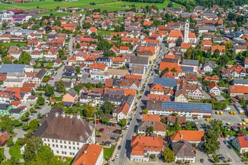 Fototapeta na wymiar Das Stadtzentrum von Türkheim im schwäbischen Wertachtal aus der Luft