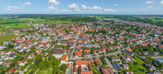 Die kleine Stadt Türkheim im schwäbischen Unterallgäu aus der Luft
