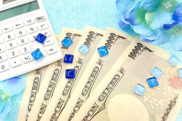 お金と紫陽花と涼しい青背景　葬式や不幸