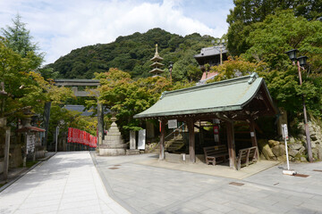Fototapeta premium 朝護孫子寺 本堂前の境内 奈良県生駒郡信貴山
