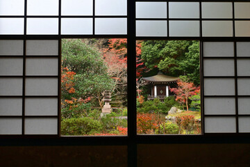 秋の京都市 毘沙門堂雪見窓から観る庭園