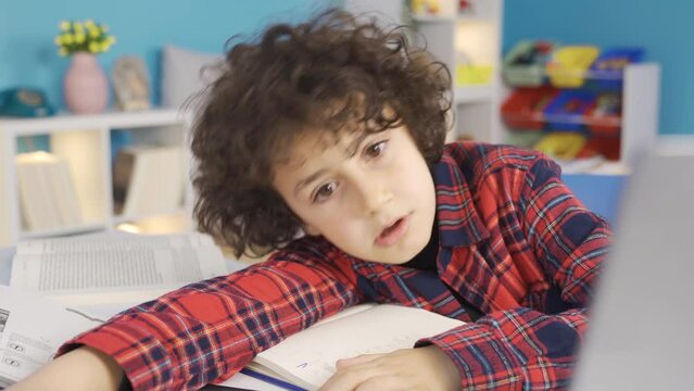 A boy who fell asleep while studying wakes up. Doing homework.
The boy who fell asleep during the study suddenly gets up and returns to the beginning of his lessons.
