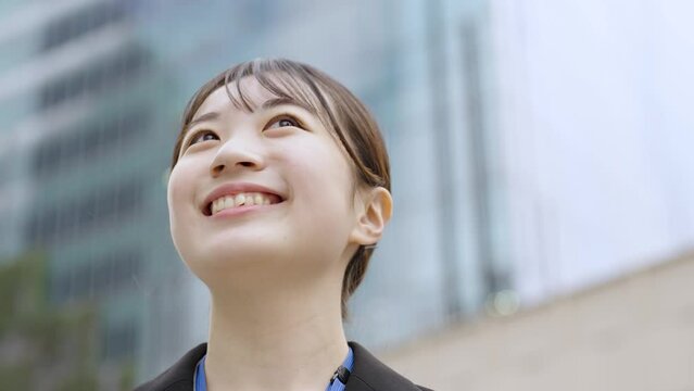スーツ姿の若い女性