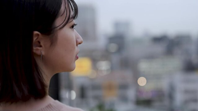 落ち着いた表情をした若い女性