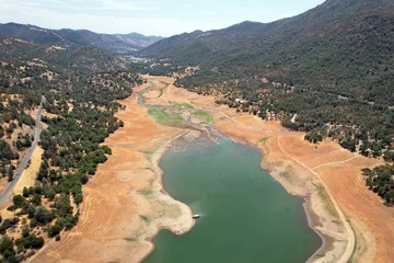 Rugzak Don Pedro reservoir during California's 2021 drought © Rhett Ayers Butler