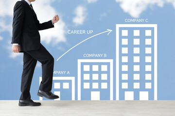ビジネスマンが転職でキャリアアップイメージ