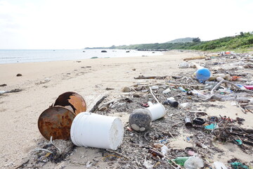 海洋プラスチックゴミ、海を汚す