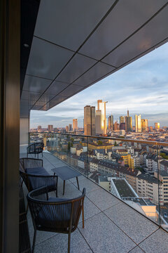 Wohnen in Frankfurt am Main mit Blick auf die Skyline.