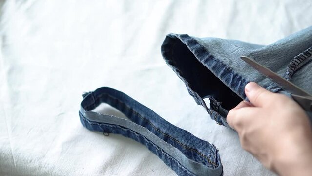 The processing process is to cut the jeans with your own hands or in the workshop. Step 1 cut with scissors