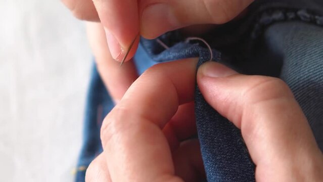The processing process is to cut the jeans with your own hands or in the workshop. step 2 sew stitching