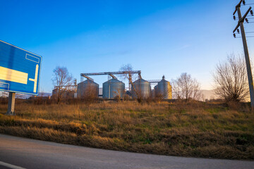 Obraz premium Grain elevator in the countryside