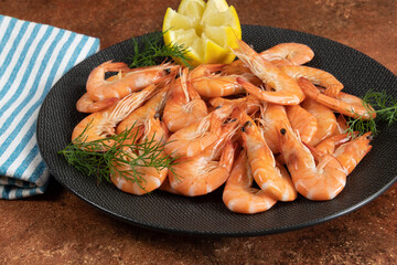 assiette de crevettes roses en gros plan sur une table