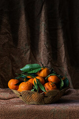 Mandarini in una coppa di ceramica