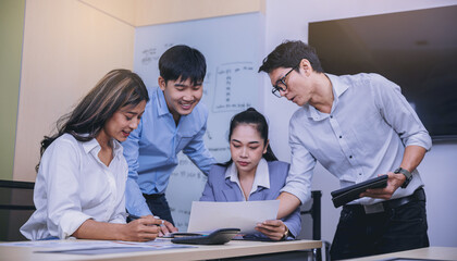 Obraz premium Businesspeoples meeting to discuss the situation on business plan, marketing and business result. Selected focus