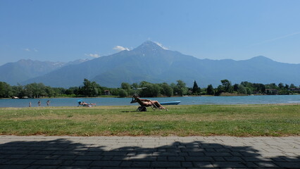 Sonnenbaden im Liegestuhl am Comer See Italien
