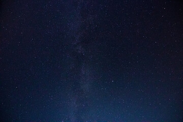 Cielo nocturno con via láctea