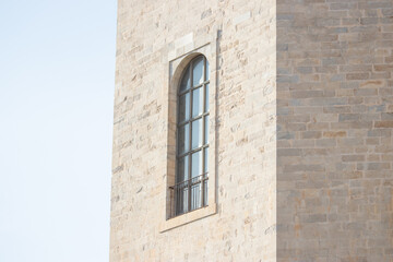 Fototapeta na wymiar Ventana de una iglesia románica en Girona