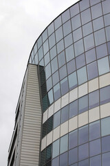 Obraz premium Mirrored windows on a tall modern building