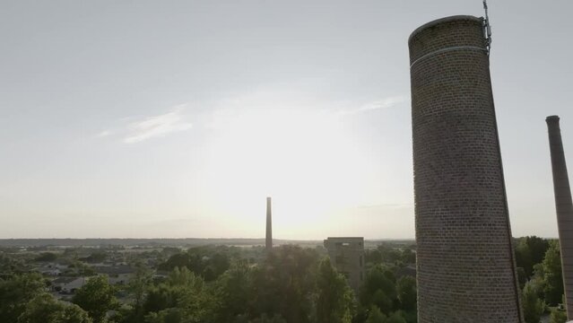 Chemin&eacute;es &agrave; contre jour 