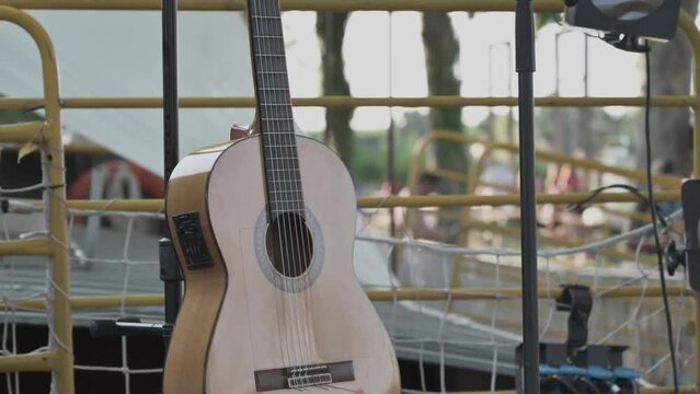 Guitare et micro sur sc&egrave;ne