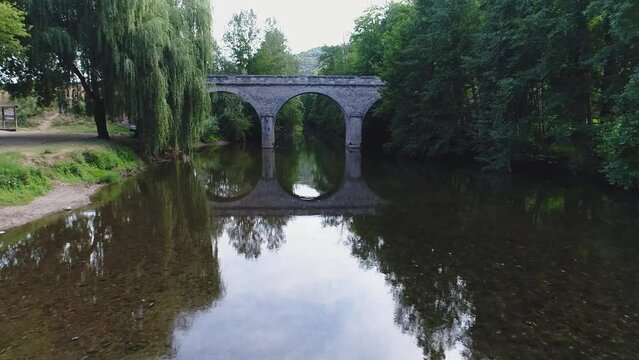 Rivière et pont