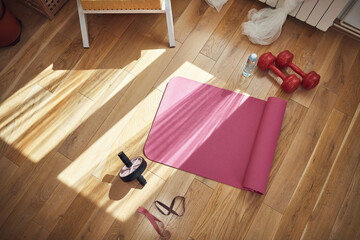 Obraz na płótnie Canvas Training inside the living room, exercising at home.