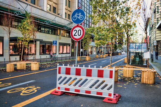 berlin, deutschland - autofreie friedrichstra&szlig;e mit schild tempolimit 20