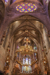 Obraz premium Palma de Mallorca, Spain - 10 Nov 2022: Gaudi designed Altar in the Palma Seo Cathedral Basilica