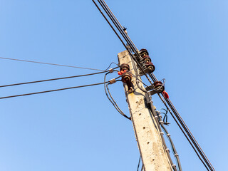 The complex electric wire on the concrete pole.