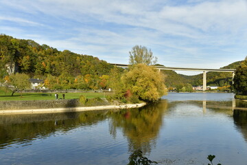 Fototapeta na wymiar Paysage bucolique vers la fin de journée en automne le long de la Meuse à Anseremme 