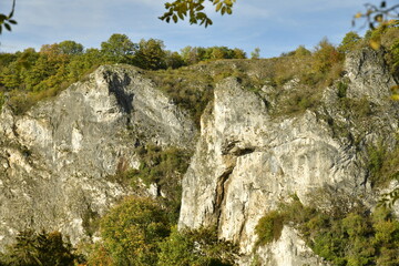 Pans de rochers parmi la végétation luxuriante des collines en automne à anseremme au sud de Dinant 