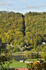 Collines boisées en automne bordant la Meuse à Anseremme au sud de Dinant 