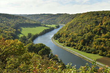Vue panoramique de la Meuse en direction de la France depuis les hauteurs des imposants rochers de Freyr au sud de Dinant 