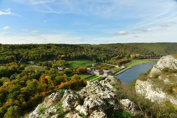 Les imposants rochers de Freyr dominant à pic la Meuse et en contrebas le château en style mosan du même nom au sud de Dinant  © Photocolorsteph