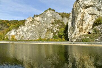 Imposants rochers en calcaire bordant la Meuse à Anseremme au sud de Dinant 