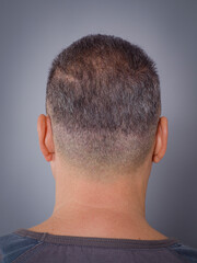 Obraz premium back of the head view fof a middle aged man