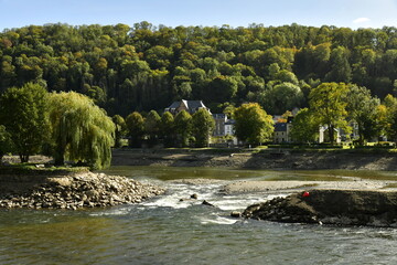 La Meuse réduite en état de rivière laissant apparaître rapide et remous des eaux à Anseremme au sud de Dinant 